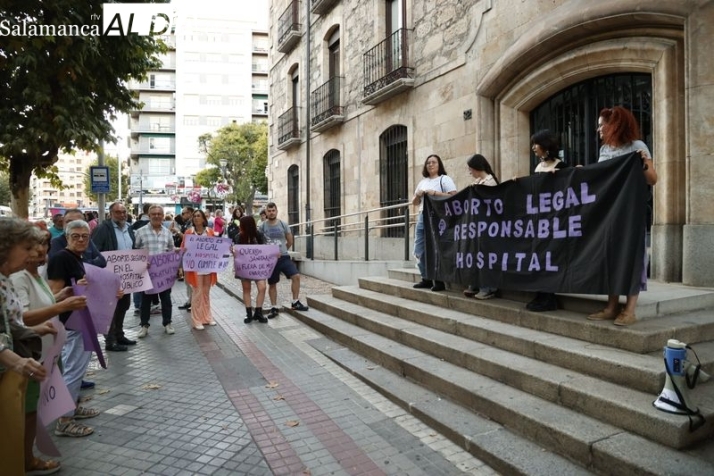 Una treintena de personas se concentran por el derecho efectivo al aborto en Salamanca