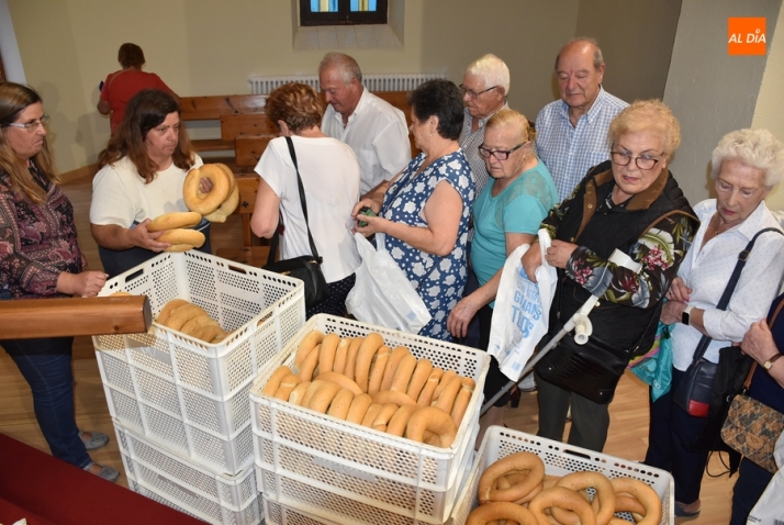 A la venta un millar de roscas para saborear la festividad de la Virgen del Rosario