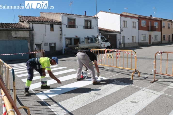 Empleados municipales proceden al repintado de la señalización horizontal en Vitigudino