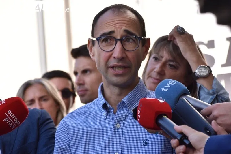 Visita a Salamaq del secretario general del Partido Socialista de Castilla y León, Luis Tudanca. Foto de Vanesa Martins