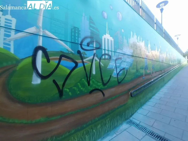 Vandalismo en el túnel del apeadero y el propio apeadero de la Alamedilla. Foto de David Sañudo