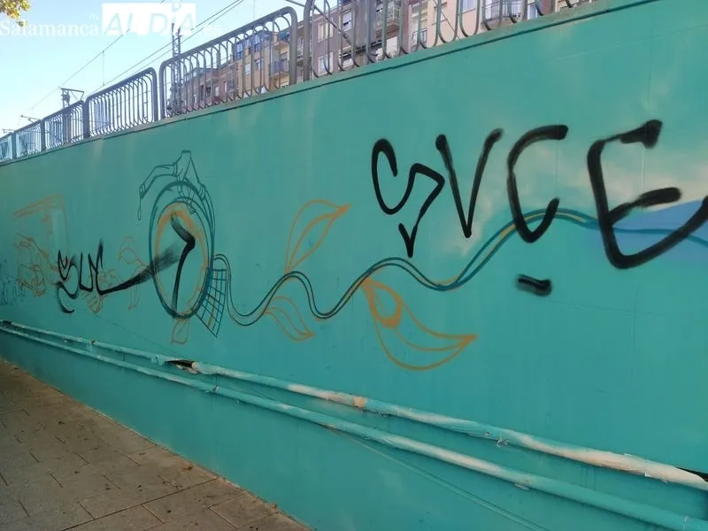 Vandalismo en el túnel del apeadero y el propio apeadero de la Alamedilla. Foto de David Sañudo