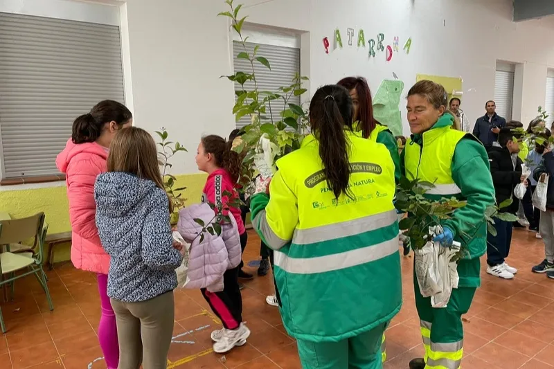 Más de mil árboles llegaban hoy a Peñaranda
