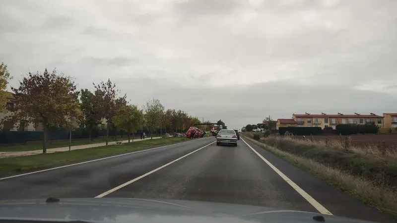 Retenciones a la altura de Doñiños de Salamanca con motivo del camión accidentado este martes. Fotos: Miguel Corral