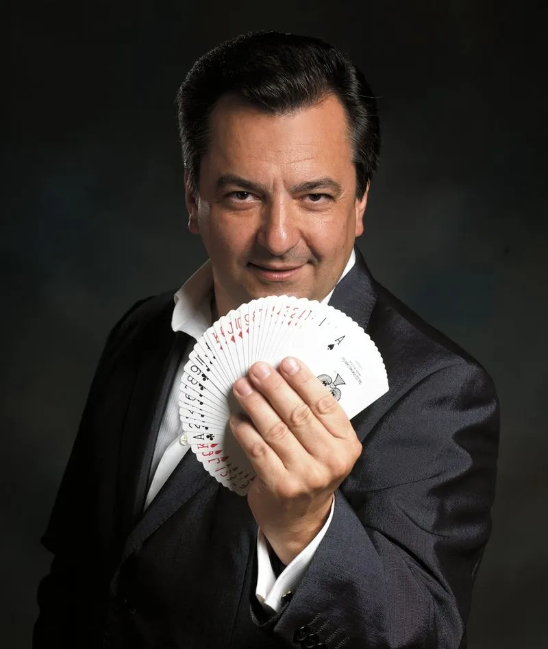 El XVII Festival de Magia incluye el 15 de diciembre el espectáculo 'Magia de cerca' con Agustín Leal 