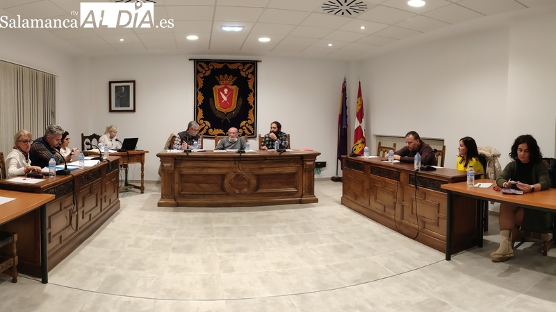 Imagen de la Corporación municipal con la nueva secretaria María Jesús Martín / CORRAL