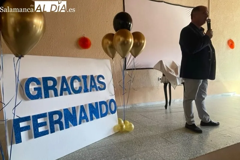 Mancera de Abajo entregaba un regalo de despedida a Fernando García