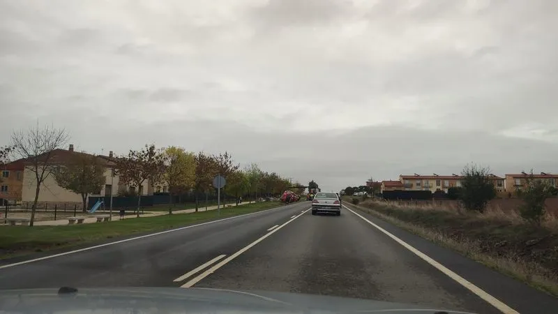Retenciones a la altura de Doñiños de Salamanca con motivo del camión accidentado este martes. Fotos: Miguel Corral