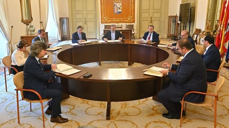 Seis ayuntamientos y las tres cámaras de Comercio de Salamanca y Cáceres firman una declaración institucional para la recuperación del corredor ferroviario de la Ruta de la Plata