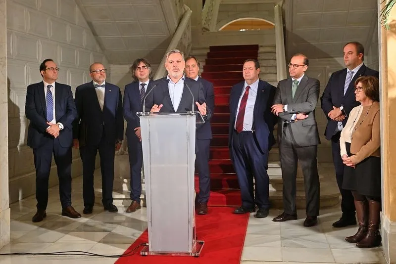 Seis ayuntamientos y las tres cámaras de Comercio de Salamanca y Cáceres firman una declaración institucional para la recuperación del corredor ferroviario de la Ruta de la Plata