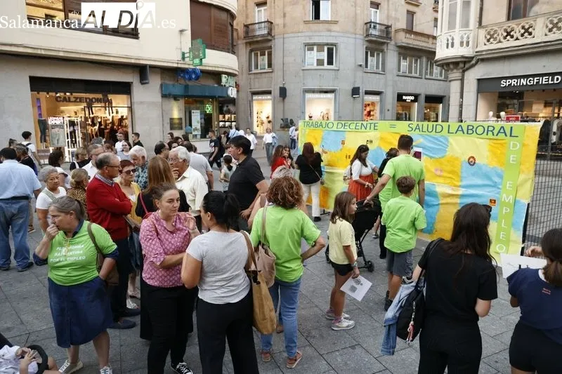 Acto en la plaza del Liceo con motivo del Día Mundial de Trabajo Decente. Fotos: David Sañudo