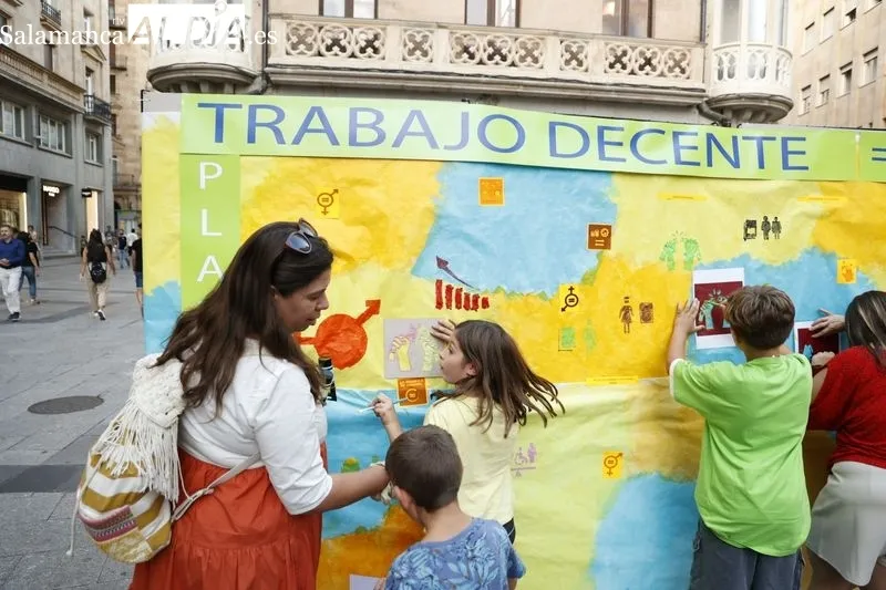 Acto en la plaza del Liceo con motivo del Día Mundial de Trabajo Decente. Fotos: David Sañudo