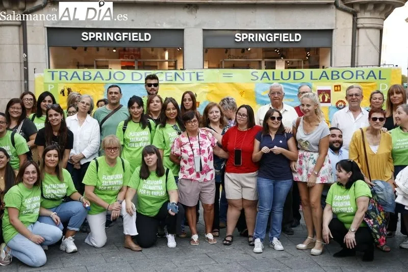 Acto en la plaza del Liceo con motivo del Día Mundial de Trabajo Decente. Fotos: David Sañudo