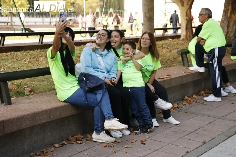 Foto 4 - Miles de personas asisten a la IX Marcha contra el C&aacute;ncer