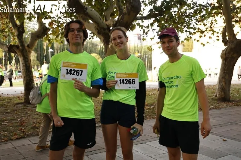 Foto 5 - Miles de personas asisten a la IX Marcha contra el C&aacute;ncer