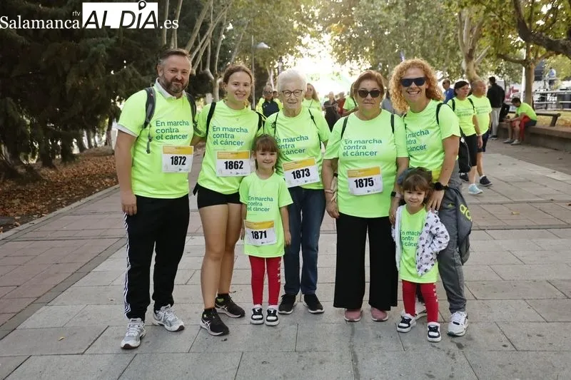 Foto 7 - Miles de personas asisten a la IX Marcha contra el C&aacute;ncer