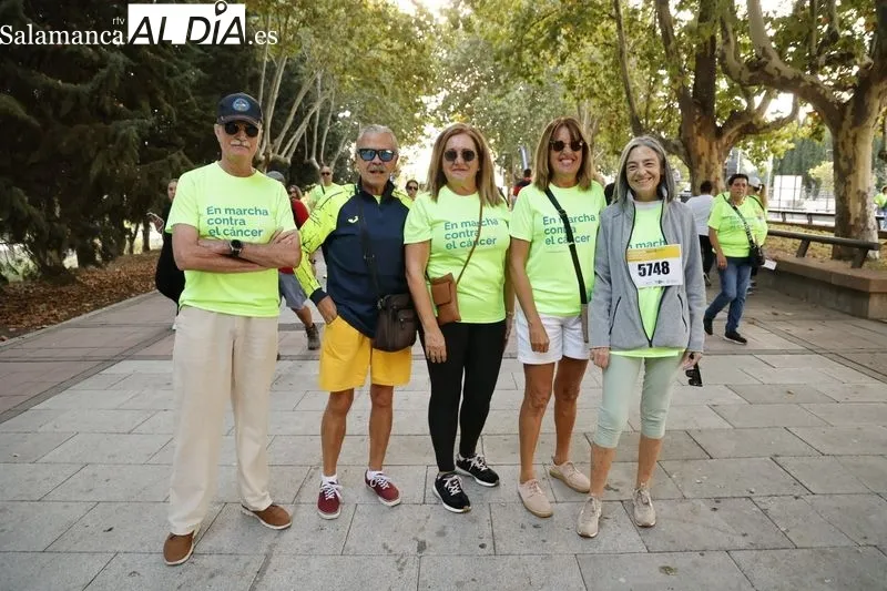 Foto 8 - Miles de personas asisten a la IX Marcha contra el C&aacute;ncer