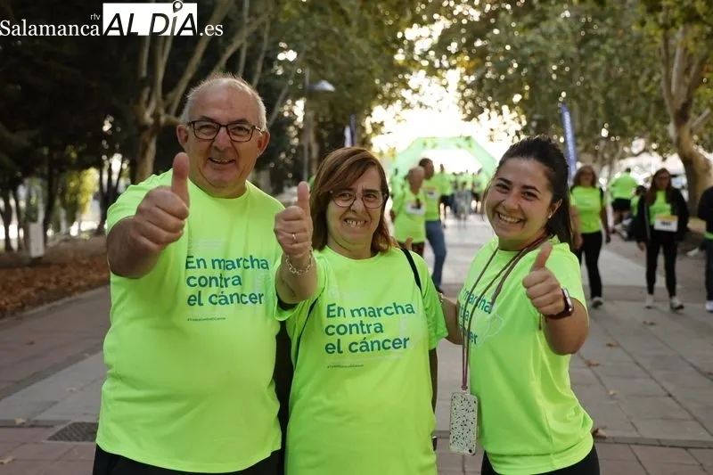 Foto 9 - Miles de personas asisten a la IX Marcha contra el C&aacute;ncer