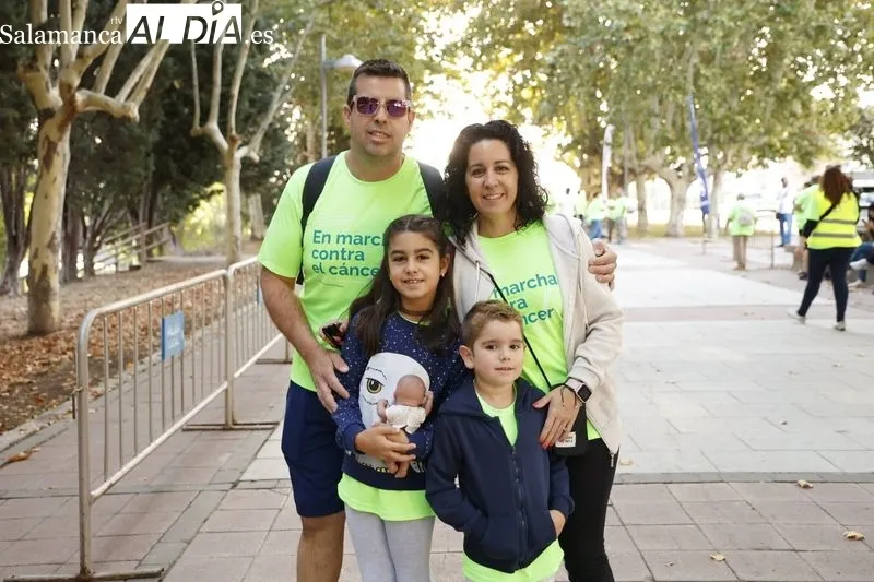 Foto 10 - Miles de personas asisten a la IX Marcha contra el C&aacute;ncer