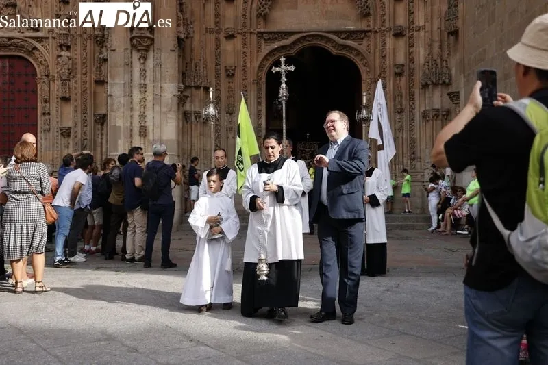 Foto 9 - Santa Teresa de Jes&uacute;s procesiona por las calles salmantinas