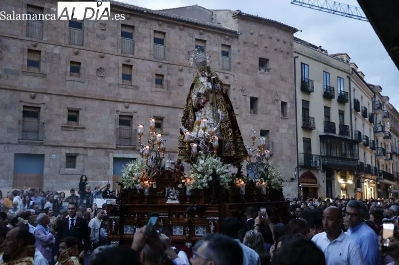 Procesión de la Virgen del Rosario por Salamanca. Fotos: David Sañudo