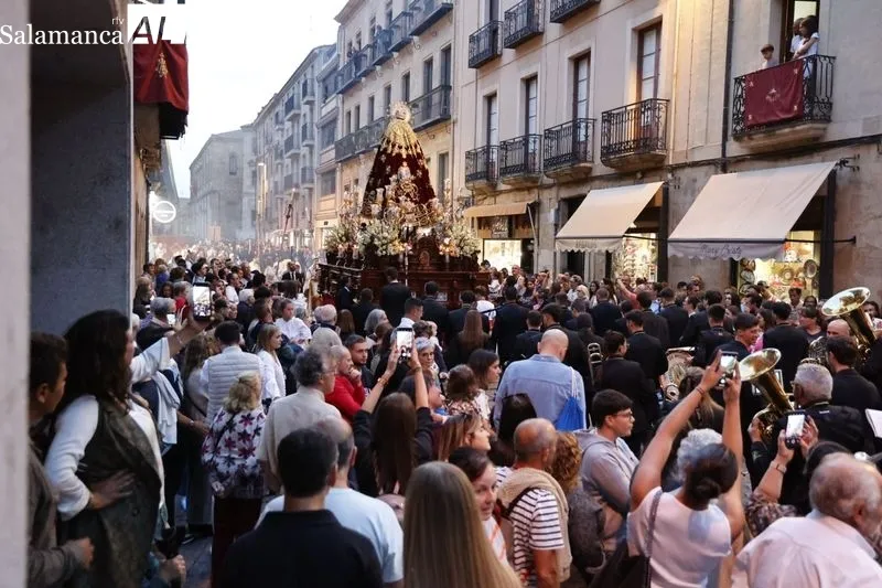 Procesión de la Virgen del Rosario por Salamanca. Fotos: David Sañudo