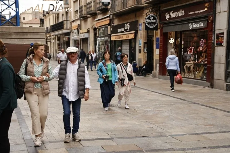 Ambiente en el centro de Salamanca en la mañana de este domingo. Fotos: David Sañudo