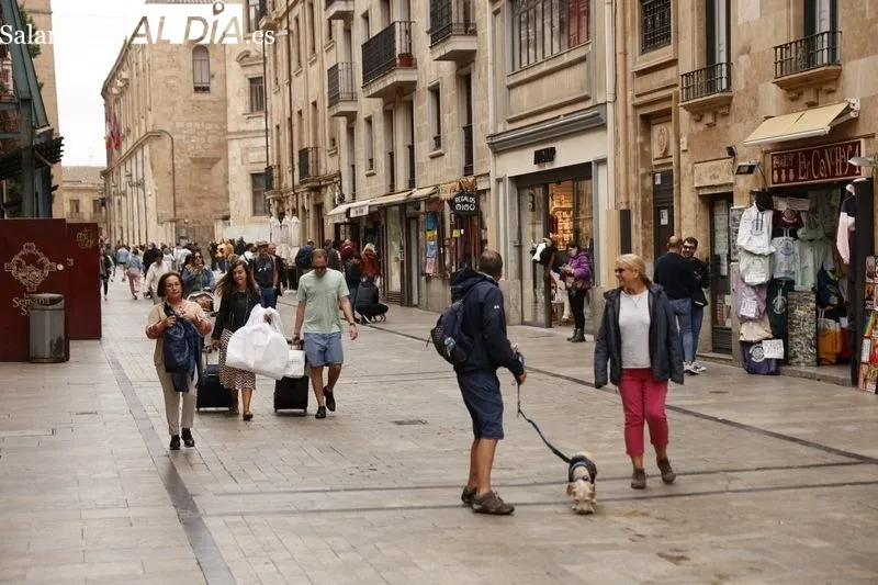Ambiente en el centro de Salamanca en la mañana de este domingo. Fotos: David Sañudo