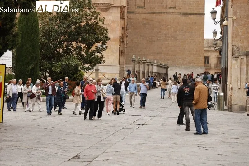 Ambiente en el centro de Salamanca en la mañana de este domingo. Fotos: David Sañudo