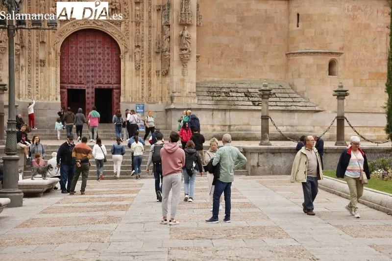Ambiente en el centro de Salamanca en la mañana de este domingo. Fotos: David Sañudo