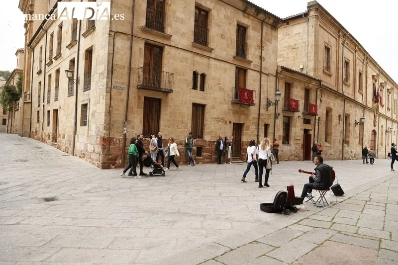 Ambiente en el centro de Salamanca en la mañana de este domingo. Fotos: David Sañudo