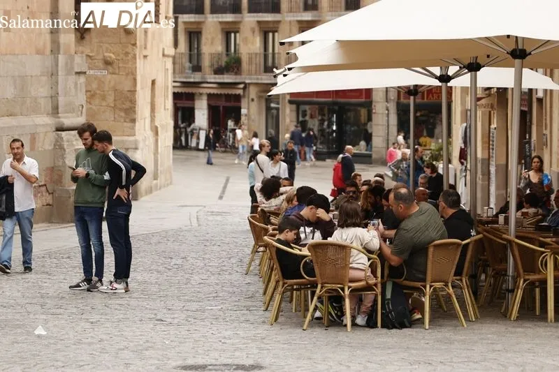 Ambiente en el centro de Salamanca en la mañana de este domingo. Fotos: David Sañudo