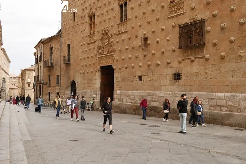 Ambiente en el centro de Salamanca en la mañana de este domingo. Fotos: David Sañudo