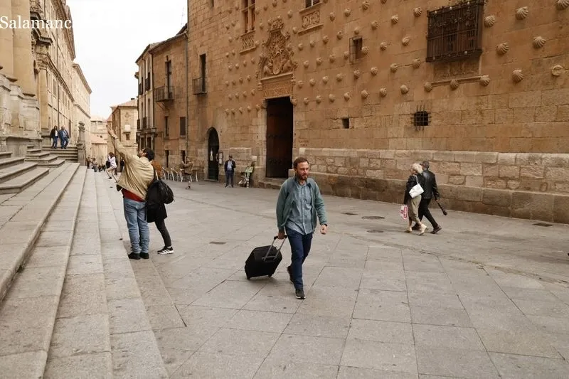 Ambiente en el centro de Salamanca en la mañana de este domingo. Fotos: David Sañudo
