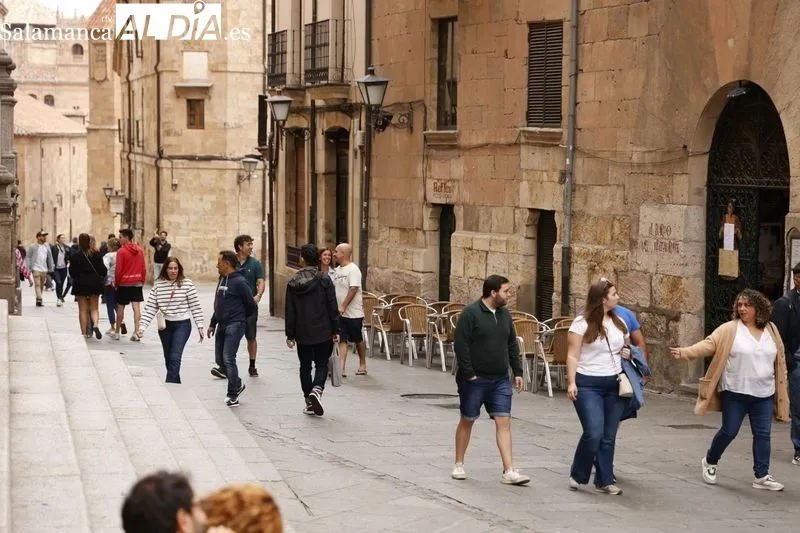 Ambiente en el centro de Salamanca en la mañana de este domingo. Fotos: David Sañudo