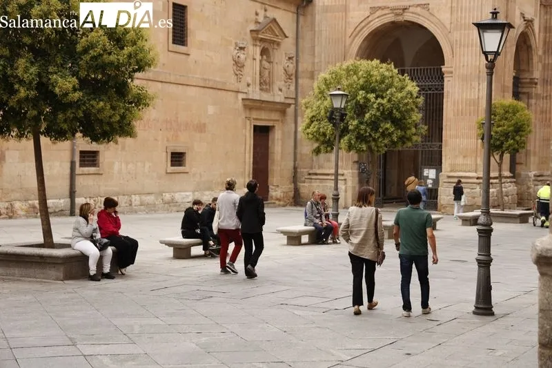 Ambiente en el centro de Salamanca en la mañana de este domingo. Fotos: David Sañudo