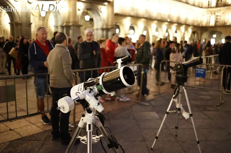 Salmantinos disfrutan en la Plaza Mayor de Salamanca de la Noche Internacional de la Observación de la Luna. Fotos: David Sañudo