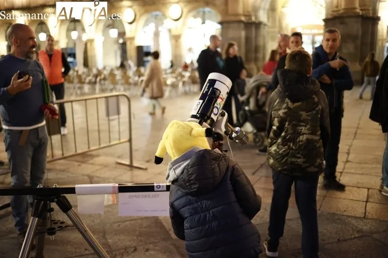 Salmantinos disfrutan en la Plaza Mayor de Salamanca de la Noche Internacional de la Observación de la Luna. Fotos: David Sañudo