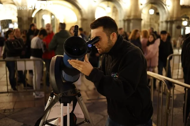 Salmantinos disfrutan en la Plaza Mayor de Salamanca de la Noche Internacional de la Observación de la Luna. Fotos: David Sañudo