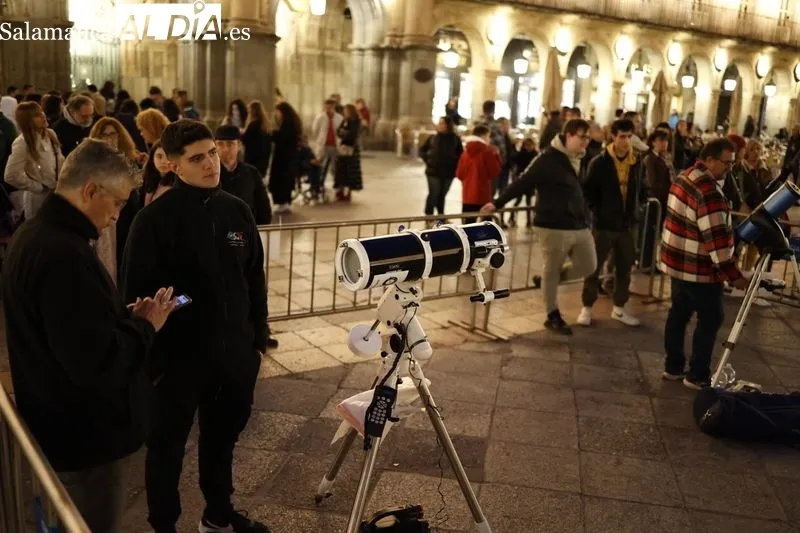 Salmantinos disfrutan en la Plaza Mayor de Salamanca de la Noche Internacional de la Observación de la Luna. Fotos: David Sañudo
