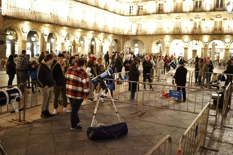 Salmantinos disfrutan en la Plaza Mayor de Salamanca de la Noche Internacional de la Observación de la Luna. Fotos: David Sañudo