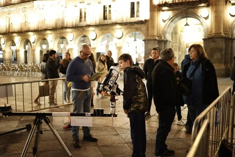 Salmantinos disfrutan en la Plaza Mayor de Salamanca de la Noche Internacional de la Observación de la Luna. Fotos: David Sañudo
