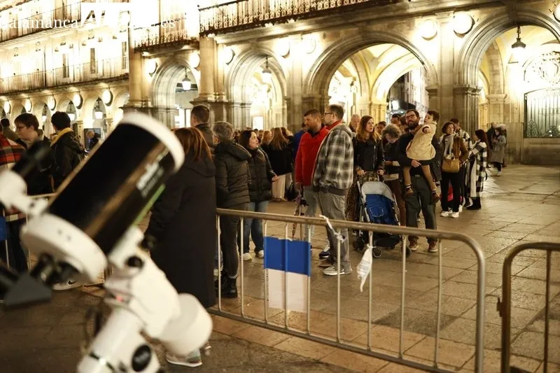 Salmantinos disfrutan en la Plaza Mayor de Salamanca de la Noche Internacional de la Observación de la Luna. Fotos: David Sañudo