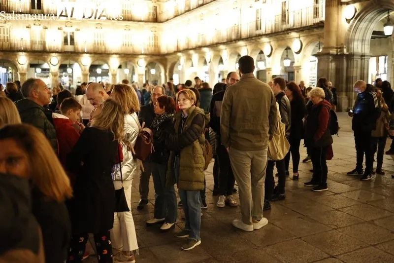 Salmantinos disfrutan en la Plaza Mayor de Salamanca de la Noche Internacional de la Observación de la Luna. Fotos: David Sañudo