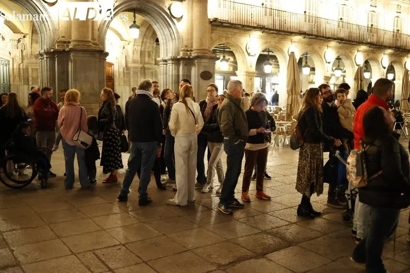Salmantinos disfrutan en la Plaza Mayor de Salamanca de la Noche Internacional de la Observación de la Luna. Fotos: David Sañudo