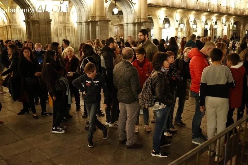 Salmantinos disfrutan en la Plaza Mayor de Salamanca de la Noche Internacional de la Observación de la Luna. Fotos: David Sañudo