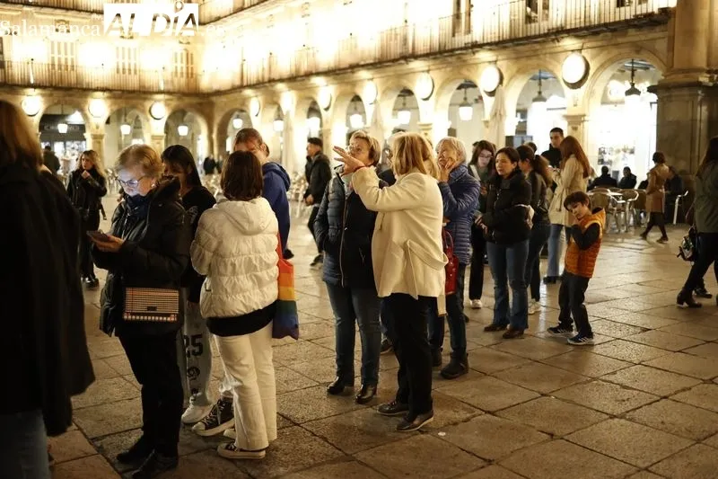 Salmantinos disfrutan en la Plaza Mayor de Salamanca de la Noche Internacional de la Observación de la Luna. Fotos: David Sañudo