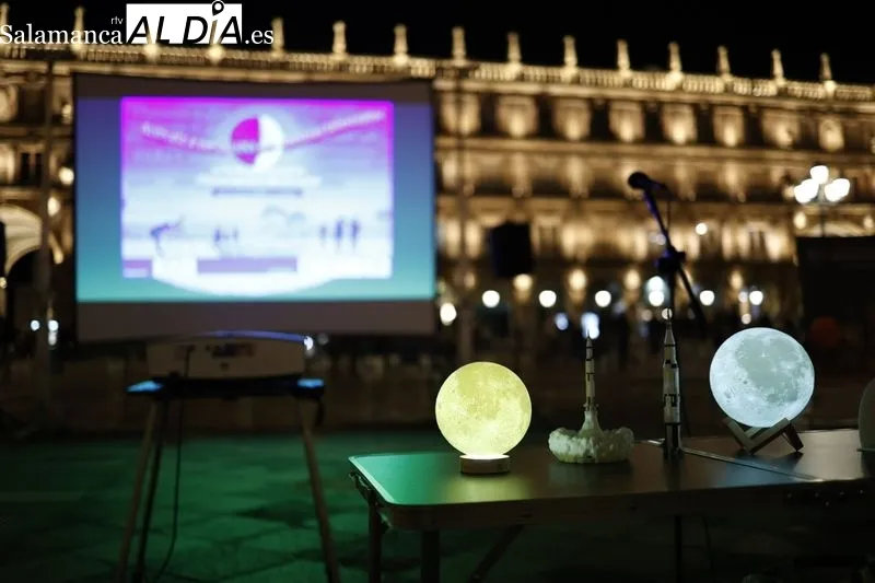 Salmantinos disfrutan en la Plaza Mayor de Salamanca de la Noche Internacional de la Observación de la Luna. Fotos: David Sañudo