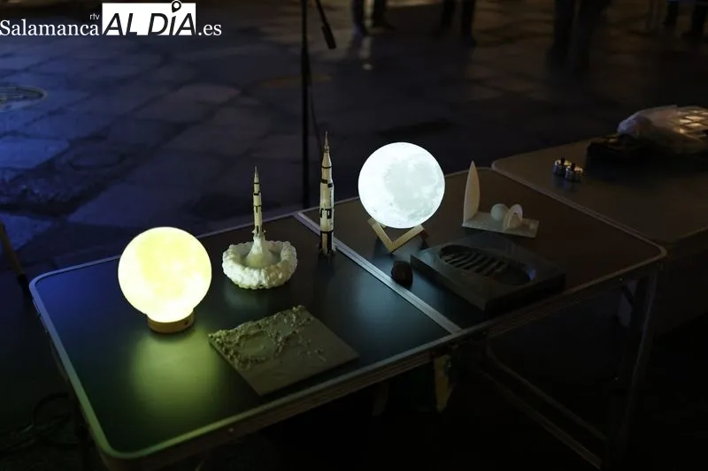 Salmantinos disfrutan en la Plaza Mayor de Salamanca de la Noche Internacional de la Observación de la Luna. Fotos: David Sañudo