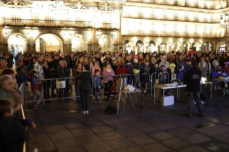 Salmantinos disfrutan en la Plaza Mayor de Salamanca de la Noche Internacional de la Observación de la Luna. Fotos: David Sañudo